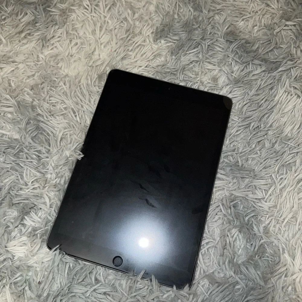 Used IPad 7th Generation. 32 GB. Good condition. No scratches or dents!